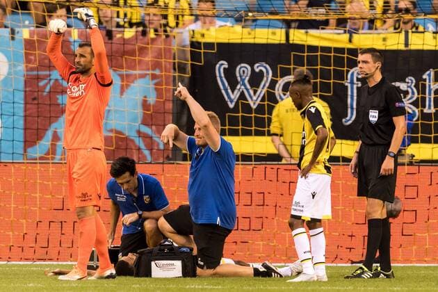 Sport Bilder des Tages Jake Clarke-Salter of Vitesse left the match injured during the UEFA Europa League second round qualifying match between Vitesse Arnhem and FC Viitorul Constanta at the Gelredome on August 02, 2018 in Arnhem, The Netherlands UEFA Europa League 2018 2019 xVIxVIxImagesx xGerritxvanxKeulenxIVx 11652361