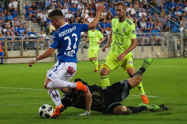 02.08.2018, Poznan, Pilka nozna , Liga Europy , Lech Poznan - Szachtior Soligorsk UEFA Europa League , Lech Poznan - Shakhtyor Soligorsk , N Z Volodymyr Kostevych (Lech), Wolodymyr Kostewycz Andrei Klimovich (Szachtior) , FOT. Adam Jastrzebowski newspix.pl --- Newspix.pl  20180802_awj_362