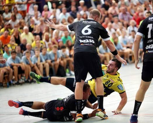 Third Handball Bundesliga MSG Grossbieberau Modau vs Rhein Neckar Löwen Test match Season 2018 2019 02 08 2018 Grossbieberau v l Ground combat with Jonas Ahrensmeier and Michael Malik both MSG Falken vs Yannick Kohlbacher RNL action duel ba