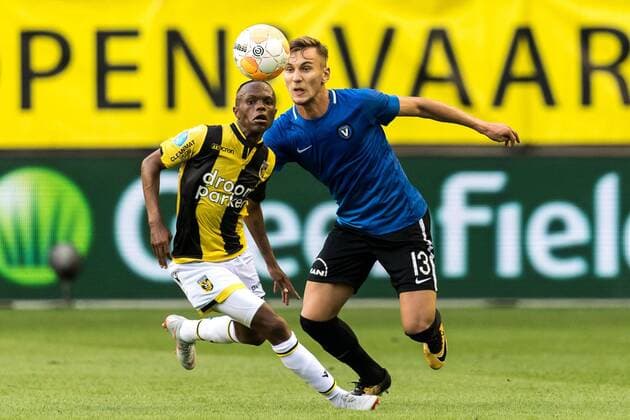 (L-R) Thulani Serero of Vitesse, Denis Dragus of FC Viitorul Constanta during the UEFA Europa League second round qualifying match between Vitesse Arnhem and FC Viitorul Constanta at the Gelredome on August 02, 2018 in Arnhem, The Netherlands UEFA Europa League 2018 2019 xVIxVIxImagesx xGerritxvanxKeulenxIVx 11656200