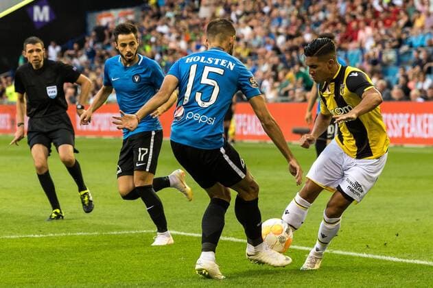 (L-R) Andrei Ciobanu of FC Viitorul Constanta, Bogdan TÃŽRU of FC Viitorul Constanta, Navarone Foor of Vitesse during the UEFA Europa League second round qualifying match between Vitesse Arnhem and FC Viitorul Constanta at the Gelredome on August 02, 2018 in Arnhem, The Netherlands UEFA Europa League 2018 2019 xVIxVIxImagesx xGerritxvanxKeulenxIVx 11656207