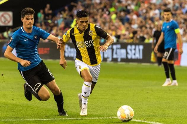 (L-R) Tudor Baluta FC Viitoruul Constanta, Navarone Foor of Vitesse during the UEFA Europa League second round qualifying match between Vitesse Arnhem and FC Viitorul Constanta at the Gelredome on August 02, 2018 in Arnhem, The Netherlands UEFA Europa League 2018 2019 xVIxVIxImagesx xGerritxvanxKeulenxIVx 11656213
