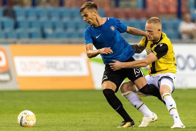 (L-R) Denis Dragus of FC Viitorul Constanta, Rasmus Thelander of Vitesse during the UEFA Europa League second round qualifying match between Vitesse Arnhem and FC Viitorul Constanta at the Gelredome on August 02, 2018 in Arnhem, The Netherlands UEFA Europa League 2018 2019 xVIxVIxImagesx xGerritxvanxKeulenxIVx 11656216