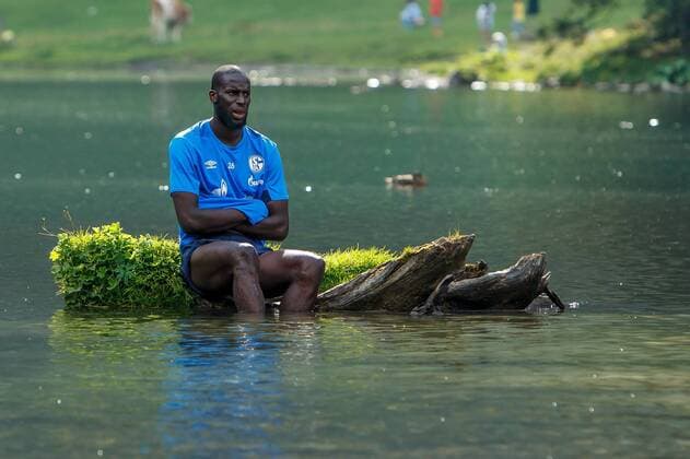 Sport Themen der Woche KW31 Sport Bilder des Tages Mittersill, Oesterreich, 03.08.2018, Trainingslager FC Schalke 04, Salif Sane (S04) sitzt im Hintersee ( DeFodi507 *** Mittersill Oesterreich 03 08 2018 Training camp FC Schalke 04 Salif Sane S04 is located in the Hintersee DeFodi507