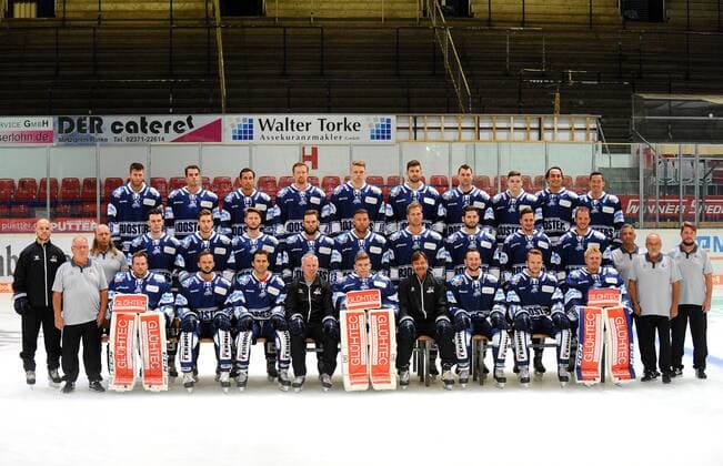 Iserlohn Germany 03 08 2018 DEL Team photo and player portraits Iserlohn Roosters Team photo Iserlohn Roosters 2018 2019 Top row from left to right Anthony Camera Michael Clarke Daine Todd Alexei Dmitriev Lean Bergmann Denis Shevyrin Dylan Yeo Rene Behrens Louie Caporusso Evan Trupp Middle row from left to right Christian Hommel assistant coach Günter Kapfer chief advisor Sven Kruse Chef Physiotherapist Tom Eric Bappert Julian Lautenschlager Dieter Orendorz Kevin Schmidt Sasa Martinovic Justin Florek Jordan Smotherman Noureddine Bettahar Jake Weidner Andre Grillo Supervisor Charly Kirchhoff Team Leader Thorsten Weber Supervisor Bottom row from left to right Mathias Lange Christopher Fischer Jon Matsumoto Rob Daum Head Coach Jonas Neffin Jamie Bartman Assistant Travis Turnbull Marco Friedrich Sebastian Dahm DeFodi521
