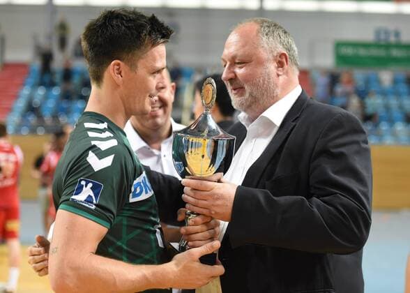 Handball Men Season 2018 19 Mini Turniner in the MBS Arena 1 VfL Potsdam Foxes Berlin cheering after the final whistle Hans Lindberg No. 18 Foxes Berlin receives from DHB President Andreas Michelmann the trophy for the tournament victory 03 08 18 Copyright: xMichaelxHundtx xMatthiasxKochx