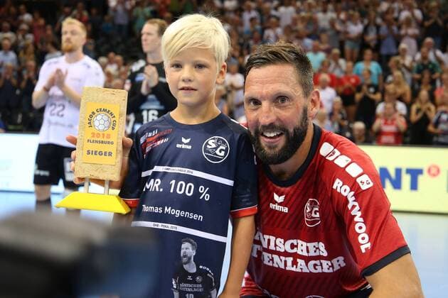 17 Jacob Cement Cup Handball Test match 03 08 18 Cup handover Winner Tobias Karlsson SG Flensburg Handewitt 03 xmmkx