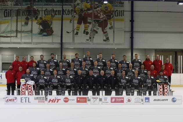 official photo of Koelner Haie 04 08 2018 Gustaf Wesslau Koelner Haie 29 Bastian Kucis Koelner Haie 53 Hannibal Weitzmann Koelner Haie 67 Corey Potter Koelner Haie 2 Morgan Ellis Koelner Haie 5 Dominik Tiffel Koelner Haie 7 Christoph Eckl Koelner Haie 10 Tobias Viklund Koelner Haie 16 Austin Madaisky Koelner Haie 23 Pascal Zerressen Koelner Haie 27 Alexander Sulzer Koelner Haie 52 Moritz Mueller Koelner Haie 91 Marcel Mueller Koelner Haie 9 Lucas Dumont Koelner Haie 13 Kai Hospelt Koelner Haie 18 Jason Akeson Koelner Haie 19 Robin Palka Koelner Haie 20 Ryan Jones Koelner Haie 28 Dani Bindels Koelner Haie 37 Steve Kozner Koelner Haie 41 Alexander Oblinger Koelner Haie 50 Felix Schuetz Koelner Haie 55 Colby Genoway Koelner Haie 59 Mike Zalewski Koelner Haie 70 Mick Koehler Koelner Haie 77 Ben Hanowski Koelner Haie 86 Sebastian Uvira Koelner Haie 93 Fabio Pfohl Koelner Haie 95 Sporting Director Mark Mahon coach Peter Draisaitl co trainer Greg Thomson co trainer Thomas Bra ndl Torwattrainer Jonas Forsberg Athletics trainer Arne Greskowiak Materials attendant Helmut Rütten Material attendant Sascha Engel Supervisor Franz Scholz Official team photo of the Koelner Haie at 04 08 2018 in the training hall K2 in Koeln Germany xadx
