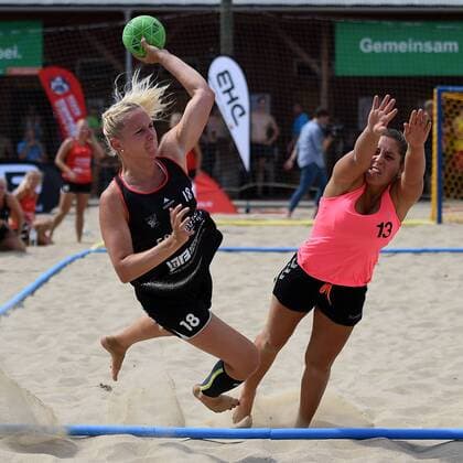 Handball Women Season 2018 Final Round German Championship Beachhandball Main Round Beach Whisper Minden Beach Berlin Jasmin Kaddatz Nr 18 Beach Whisper Minden Tuula Moritz Nr 13 Beach Berlin 04 08 18 Copyright: xMichaelxHundtx xMatthiasxKochx