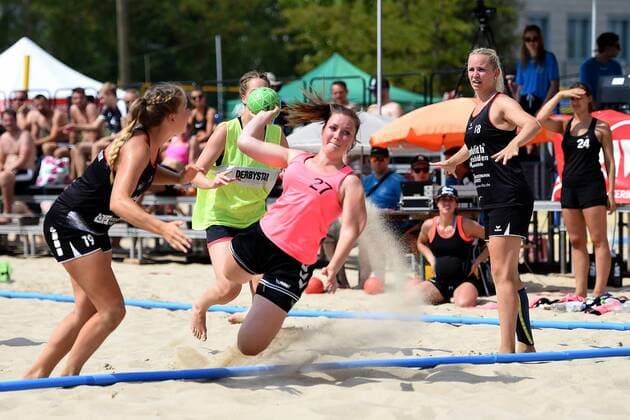 Handball Women Season 2018 Final Round German Championship Beachhandball Main Round Beach Whisper Minden Beach Berlin Benica Pross Nr 19 Beach Whisper Minden Alea Sukowski Nr 27 Beach Berlin Jasmin Kaddatz Nr 18 Strandgeflüster Minden 04 08 18 Copyright: xMichaelxHundtx xMatthiasxKochx