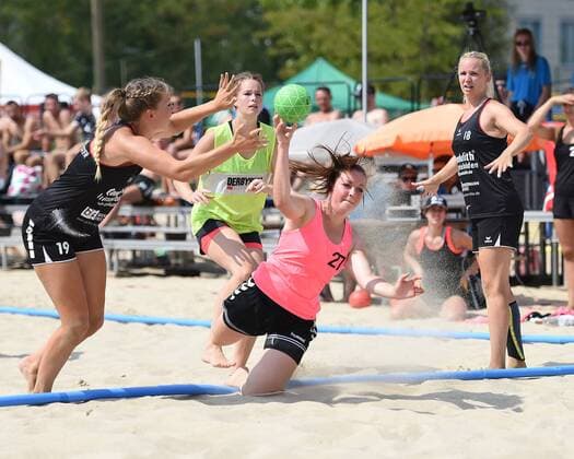 Handball Women Season 2018 Final Round German Championship Beachhandball Main Round Beach Whisper Minden Beach Berlin Benica Pross Nr 19 Beach Whisper Minden Alea Sukowski Nr 27 Beach Berlin Jasmin Kaddatz Nr 18 Strandgeflüster Minden 04 08 18 Copyright: xMichaelxHundtx xMatthiasxKochx