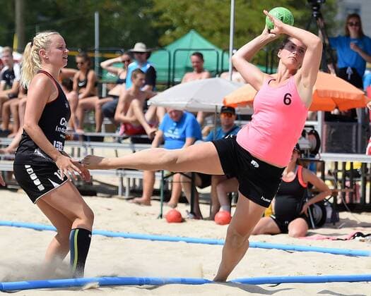 Handball Women Season 2018 Final Round German Championship Beachhandball Main Round Beach Whisper Minden Beach Berlin Jasmin Kaddatz Nr 18 Beach Whisper Minden Lisa Ducret Nr 6 Beach Berlin 04 08 18 Copyright: xMichaelxHundtx xMatthiasxKochx