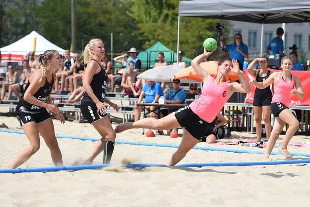 Handball Women Season 2018 Final Round German Championship Beachhandball Main Round Beach Whisper Minden Beach Berlin Benica Pross Nr 19 Beach Whisper Minden Jasmin Kaddatz Nr 18 Beach Whisper Minden Lisa Ducret Nr 6 Beach Berlin 04 08 18 Copyright: xMichaelxHundtx xMatthiasxKochx