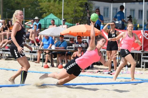 Handball Women Season 2018 Final Round German Championship Beachhandball Main Round Beach Whisper Minden Beach Berlin Jasmin Kaddatz Nr 18 Beach Whisper Minden Lisa Ducret Nr 6 Beach Berlin 04 08 18 Copyright: xMichaelxHundtx xMatthiasxKochx