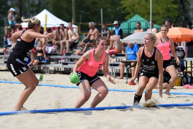 Handball Women Season 2018 Final Round German Championship Beachhandball Main Round Beach Whisper Minden Beach Berlin Caroline Josko Nr 16 Beach Whisper Minden Alea Sukowski Nr 27 Beach Berlin Jasmin Kaddatz Nr 18 Beach Whisper Minden 04 08 18 Copyright: xMichaelxHundtx xMatthiasxKochx