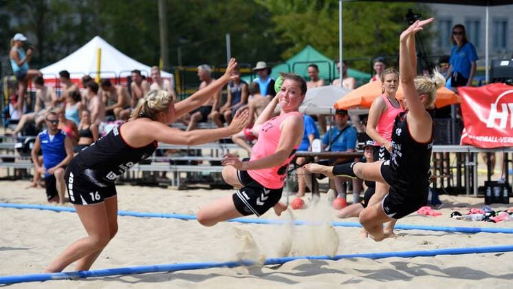 Handball Women Season 2018 Final Round German Championship Beachhandball Main Round Beach Whisper Minden Beach Berlin Caroline Josko Nr 16 Beach Whisper Minden Alea Sukowski Nr 27 Beach Berlin Jasmin Kaddatz Nr 18 Beach Whisper Minden 04 08 18 Copyright: xMichaelxHundtx xMatthiasxKochx