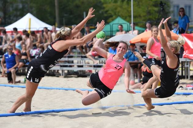 Handball Women Season 2018 Final Round German Championship Beachhandball Main Round Beach Whisper Minden Beach Berlin Caroline Josko Nr 16 Beach Whisper Minden Alea Sukowski Nr 27 Beach Berlin Jasmin Kaddatz Nr 18 Beach Whisper Minden 04 08 18 Copyright: xMichaelxHundtx xMatthiasxKochx