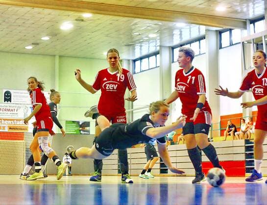 Strongly stretches Annekathrin Zacharias Frankfurt after the ball Handball Women BSV Sachsen Zwickau Frankfurt HC Test match on 4 8 2018 BS Sachsen Zwickau Frankfurter HC