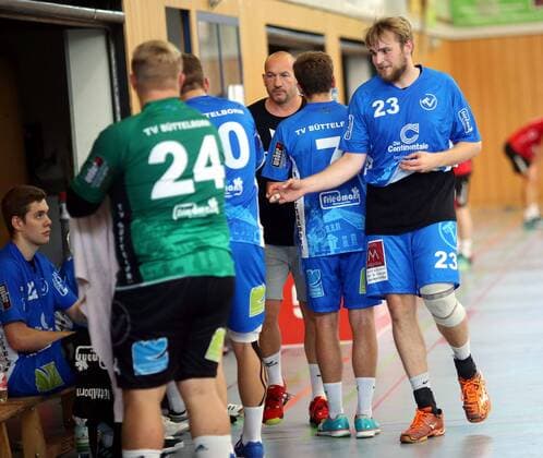 Handball Weininselturnier Groß Umstadt Season 2018 2019 05 08 2018 Groß Umstadt v l Thomas Götzenleuchter Coach TV Büttelborn with his players during a break on the right Daniel Hackeschmidt single frame