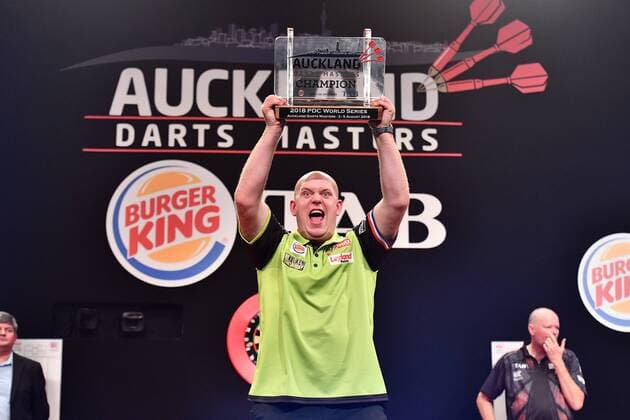 Sport Themen der Woche KW31 Sport Bilder des Tages August 5th 2018, Auckland, New Zealand; Auckland Darts Masters winner Michael van Gerwen poses with his trophy during the Finals of the Auckland Darts Masters Tournament, Trusts Arena, Auckland, Sunday 5 August 2018.  ActionPlus12053501 RaghavanxVenugopal