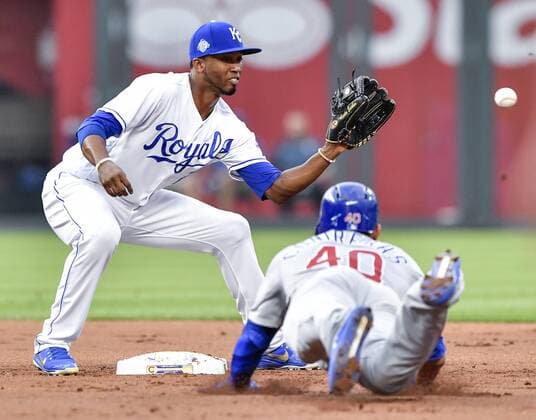 Sport Bilder des Tages August 6, 2018 - Kansas City, MO, USA - Kansas City Royals shortstop Alcides Escobar gets the throw in time to tag out Chicago Cubs Willson Contreras at second trying to stretch a hit into a double in the second inning during Monday s baseball game on August 6, 2018 at Kauffman Stadium in Kansas City, Mo. Royals vs Cubs - ZUMAm67_ 20180806_zaf_m67_020 Copyright: xJohnxSleezerx