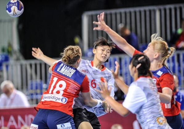 2018.08.07 Kielce Pilka reczna Mlodziezowe Mistrzostwa Swiata w Pilce Recznej Kobiet do lat 18 Norwegia - Chiny N z Tiril Solumsmoen Morch, Shuo Chen Foto Rafal Rusek PressFocus 2018.08.07 Kielce Handball IHF Youth U18 Womens World Championship WM Weltmeisterschaft 2018 Norway - China Tiril Solumsmoen Morch, Shuo Chen Credit: Rafal Rusek PressFocus NEWSPIX.PL --- Newspix.pl  20180807PF_RR091