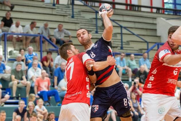 Throw by Christoph Morgan 8 Team USA vs Daniel Fontaine 17 Bergischer HC Bergischer HC vs Team USA Handball HBL Test Match 07 08 18 Solingen NRW Germany Klingenhalle Copyright: xdnet_cdnx
