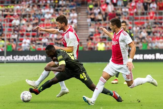 (L-R) Klaas Jan Huntelaar of Ajax, Paul Jose Mpoku of Standard Luik, Dusan Tadic of Ajax during the UEFA Champions League third round qualifying first leg match between Royal Standard de Liege and Ajax Amsterdam at Stade Maurice Dufrasne on August 07, 2018 in Liege, Belgium UEFA Champions League 2018 2019 xVIxVIxImagesx xGerritxvanxKeulenxIVx 11705754