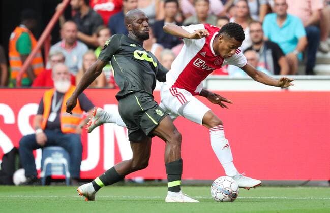 Standard s Luis Pedro Cavanda and Ajax David Neres fight for the ball during the soccer match between Belgian Standard de Liege and Dutch AFC Ajax Amsterdam, Tuesday 07 August 2018 in Liege. This is the first leg of the third qualifying round of the UEFA Champions League. VIRGINIExLEFOUR  x05400370x