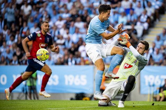 180807 Marcus Antonsson or Malmö FF and goalkeeper çd ? m Kov ? csik or Vidi during the UEFA Champions League qualifying match between Malmö FF and Vidi on August 7, 2018 in Malmö Photo Ludvig Thunman BILDBYR N code LT 35513  Copyright: LUDVIGxTHUNMAN BB180807LT057