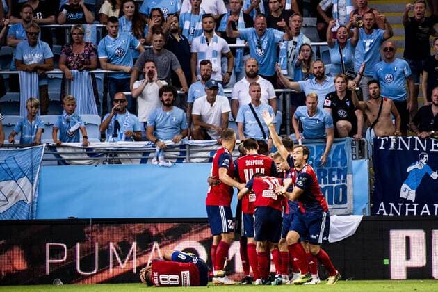 180807 Anel Hadzic or Vidi remains on the ground after being hit with an object from the stands as team reacts during the UEFA Champions League qualifying match between Malmö FF and Vidi on August 7, 2018 in Malmö Photo Ludvig Thunman BILDBYR N code LT 35513  Copyright: LUDVIGxTHUNMAN BB180807LT066