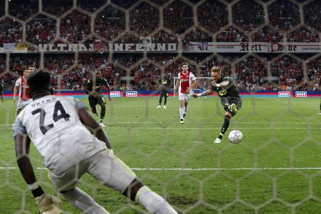 (L-R), Andre Onana of Ajax, Gojko Cimirot of Standard de Liege during the UEFA Champions League third round qualifying first leg match between Royal Standard de Liege and Ajax Amsterdam at Stade Maurice Dufrasne on August 07, 2018 in Liege, Belgium UEFA Champions League 2018 2019 xVIxVIxImagesx xJeroenxPutmansxIVx 11706605