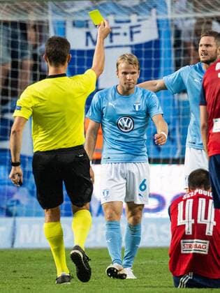 180807 Referee Matej Jug gives a yellow card to Oscar Lewicki or Malmö FF during the UEFA Champions League qualifying match between Malmö FF and Vidi on August 7, 2018 in Malmö Photo Ludvig Thunman BILDBYRAN code LT 35513  Copyright: LUDVIGxTHUNMAN BB180807LT090