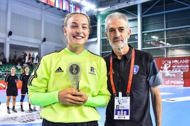 2018.08.08 Kielce Pilka reczna Mlodziezowe Mistrzostwa Swiata w Pilce Recznej Kobiet do lat 18 Tunezja - Francja N z PORTES Laura MVP Ramon Gallego Foto Lukasz Laskowski PressFocus 2018.08.08 Kielce Handball IHF Youth U18 Womens World Championship WM Weltmeisterschaft 2018 Tunisia v France PORTES Laura MVP Ramon Gallego Credit: Lukasz Laskowski PressFocus NEWSPIX.PL --- Newspix.pl  20180808LUK_424