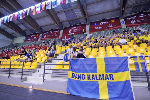 2018.08.08 Kielce Pilka reczna Mlodziezowe Mistrzostwa Swiata w Pilce Recznej Kobiet do lat 18 Szwecja - Dania N z Kibice Szwecji i Danii Foto Norbert Barczyk PressFocus 2018.08.08 Kielce Handball IHF Youth U18 Womens World Championship WM Weltmeisterschaft 2018 Sweden - Denmark Kibice Szwecji i Danii Credit: Norbert Barczyk PressFocus NEWSPIX.PL --- Newspix.pl  20180808NB0009