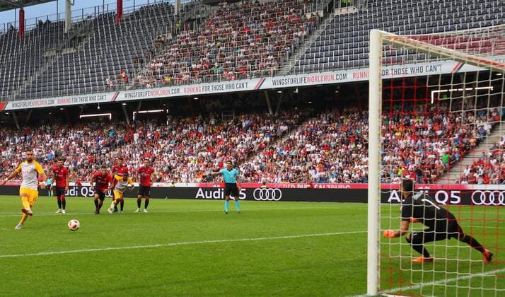 SOCCER - UEFA CL quali, RBS vs Shkendija SALZBURG,AUSTRIA,08.AUG.18 - SOCCER - UEFA Champions League, qualification, Red Bull Salzburg vs KF Shkendija. Image shows Munas Dabbur (RBS) and Kostadin Zahov (Shkendija). Keywords: penalty. GEPAxpictures xThomasxBachun