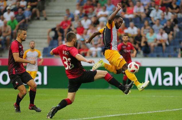 SOCCER - UEFA CL quali, RBS vs Shkendija SALZBURG,AUSTRIA,08.AUG.18 - SOCCER - UEFA Champions League, qualification, Red Bull Salzburg vs KF Shkendija. Image shows Mevlan Adili (Shkendija) and Reinhold Yabo (RBS). GEPAxpictures xThomasxBachun