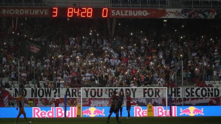 SOCCER - UEFA CL quali, RBS vs Shkendija SALZBURG,AUSTRIA,08.AUG.18 - SOCCER - UEFA Champions League, qualification, Red Bull Salzburg vs KF Shkendija. Image shows fans during a blackout. GEPAxpictures xThomasxBachun