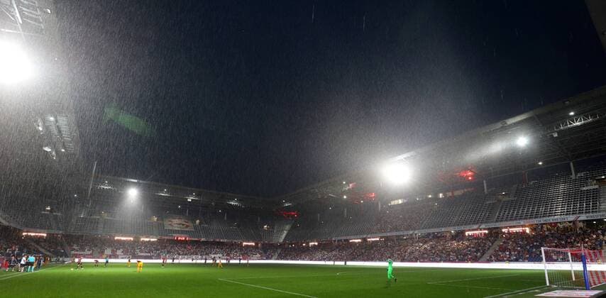 Sport Bilder des Tages SOCCER - UEFA CL quali, RBS vs Shkendija SALZBURG,AUSTRIA,08.AUG.18 - SOCCER - UEFA Champions League, qualification, Red Bull Salzburg vs KF Shkendija. Image shows the blackout in the arena. GEPAxpictures xThomasxBachun