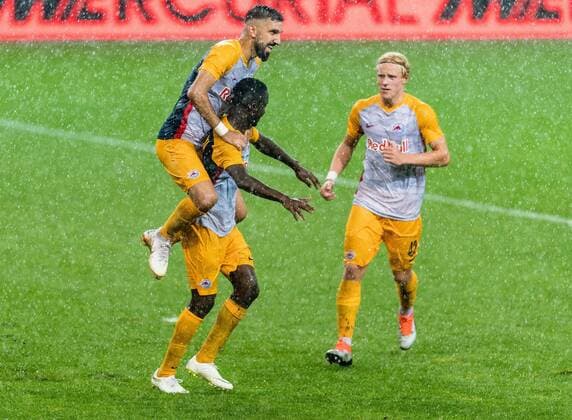 08 08 2018 Red Bull Arena Salzburg UEFA Champions League Final FC Salzburg vs KF Shkendija Tetovo Qualification 3 Round First leg in the picture the players of FC Salzburg cheer over the goal to 3 0 by Diadie Samassekou FC Salzburg during the UEFA Champions League Qualifier 3rd round 1st leg match between FC Salzburg and KF Shkendija Tetovo at the Red Bull Arena in Salzburg Austria on 2018 08 08 Salzburg  EX_ADE