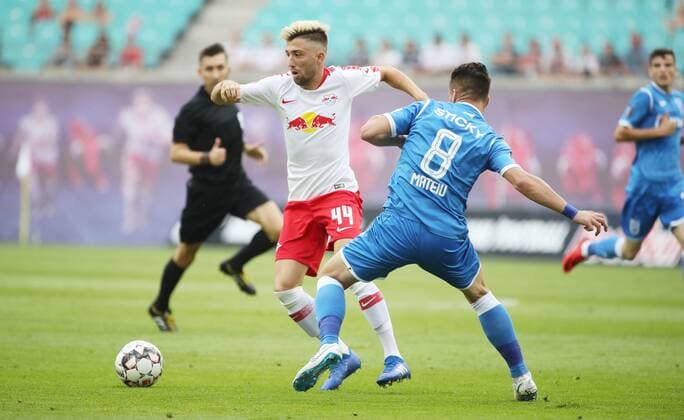 RB Leipzig Craiova Soccer Euro League Qualifiers Leipzig 09 08 2018 Red Bull Arena Soccer UEFA Euro League Qualification 3 Round First leg RB Leipzig vs CF Universitatea Craiova In the picture from the left Kevin Kampl 44 RB Leipzig and Alexandru Mateiu 8 Craiova