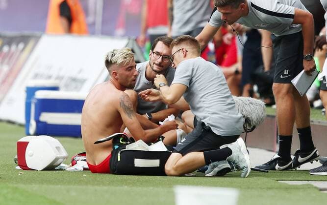 RB Leipzig Craiova Soccer Euro League Qualifiers Leipzig 09 08 2018 Red Bull Arena Soccer UEFA Cup Qualification UEFA Champions League RB Leipzig vs CS Universitatea Craiova ROU Kevin Kampl 44 RB Leipzig will be replaced by Team Physician Robert Percy Marshall RB Leipzig and Physiotherapist Christopher Weichert RB Leipzig treated