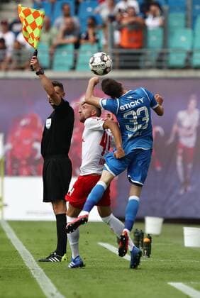 RB Leipzig Craiova Soccer Euro League Qualifiers Leipzig 09 08 2018 Red Bull Arena Soccer UEFA Europa League Qualification RB Leipzig vs CS Universitatea Craiova ROU Pictured here are Kevin Kampl 44 RB Leipzig and Valentin Mihaila 33 Craiova
