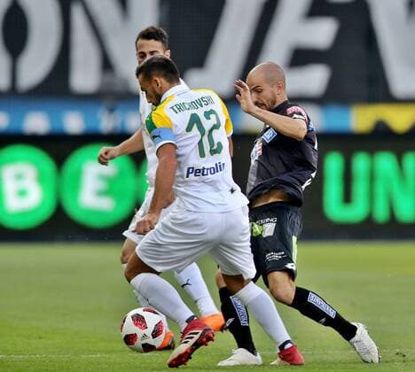 SOCCER - UEFA EL quali, Sturm vs Larnaca GRAZ,AUSTRIA,09.AUG.18 - SOCCER - UEFA Europa League qualification, SK Sturm Graz vs AEK Larnaca. Image shows Ivan Trickovski (Larnaca) and Fabian Koch (Sturm). GEPAxpictures xHansxOberlaender