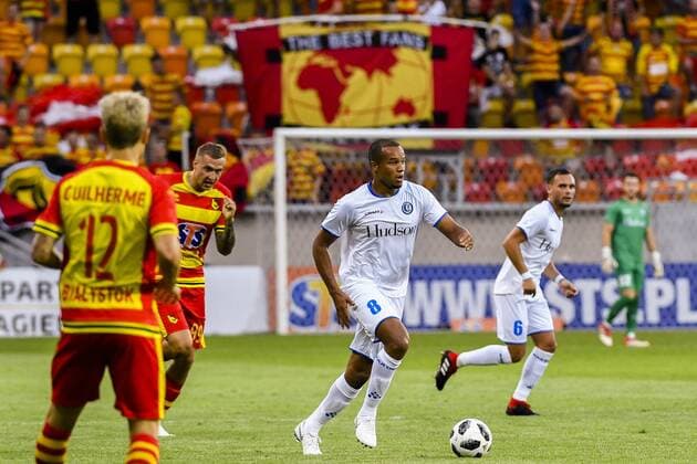 Jagiellonia s Bartosz Kwiecien and Gent s Vadis Odjidja-Ofoe fight for the ball during a soccer game between Polish team Jagiellonia Bialystok and Belgian club KAA Gent, Thursday 09 August 2018 in Bialystok, Poland, the first leg of the third qualification round for the Europa League competition. LAURIExDIEFFEMBACQ  x05402048x