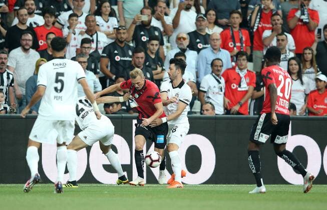 SOCCER - UEFA EL quali, Besiktas vs LASK ISTANBUL,TURKEY,09.AUG.18 - SOCCER - UEFA Europa League qualification, Besiktas Istanbul vs LASK Linz. Image shows Thomas Goiginger (LASK) and Necip Uysal, Kepler Laveran Lima Ferreira Pepe (Besiktas). GEPAxpictures xHaraldxSteiner