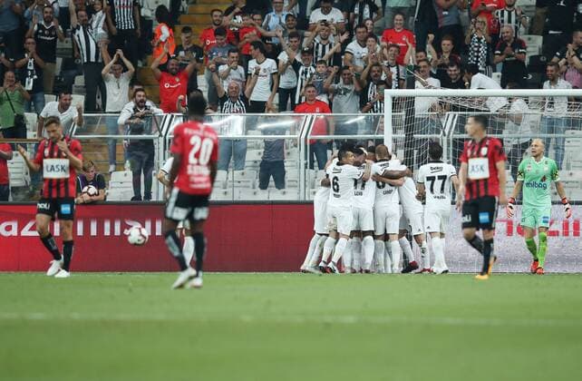 Fußball, EL Qualifikation, Besiktas Istanbul - LASK Linz SOCCER - UEFA EL quali, Besiktas vs LASK ISTANBUL,TURKEY,09.AUG.18 - SOCCER - UEFA Europa League qualification, Besiktas Istanbul vs LASK Linz. Image shows the rejoicing of Besiktas. GEPAxpictures xHaraldxSteiner
