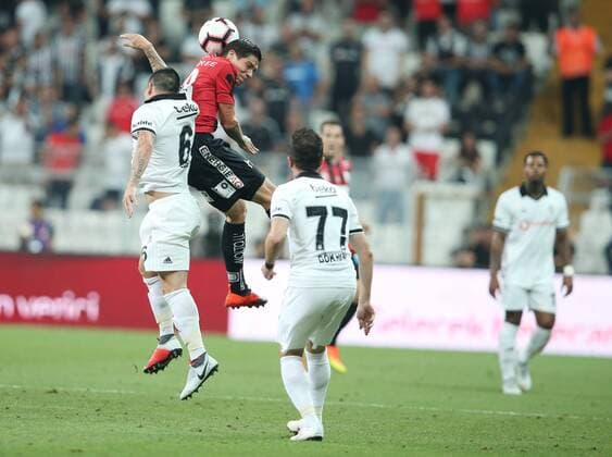 Fußball, EL Qualifikation, Besiktas Istanbul - LASK Linz SOCCER - UEFA EL quali, Besiktas vs LASK ISTANBUL,TURKEY,09.AUG.18 - SOCCER - UEFA Europa League qualification, Besiktas Istanbul vs LASK Linz. Image shows Peter Michorl (LASK) and Gary Alexis Medel Soto, Goekhan Goenuel (Besiktas). GEPAxpictures xHaraldxSteiner