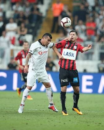 Fußball, EL Qualifikation, Besiktas Istanbul - LASK Linz SOCCER - UEFA EL quali, Besiktas vs LASK ISTANBUL,TURKEY,09.AUG.18 - SOCCER - UEFA Europa League qualification, Besiktas Istanbul vs LASK Linz. Image shows Gary Alexis Medel Soto (Besiktas) and Peter Michorl (LASK). GEPAxpictures xHaraldxSteiner