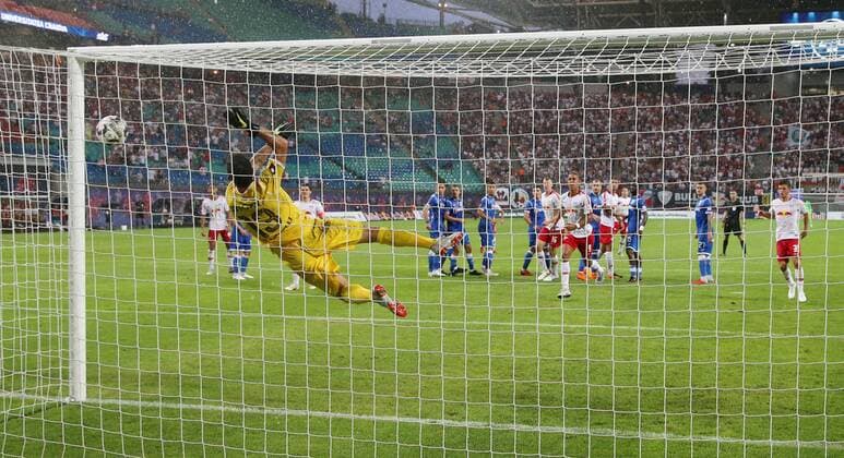 RB Leipzig Craiova Soccer Euro League Qualifiers Leipzig 09 08 2018 Red Bull Arena Soccer UEFA Europa League Qualification UEFA Champions League RB Leipzig vs CS Universitatea Craiova ROU Free-kick at the posts Yussuf Poulsen 9 RB Leipzig is back in action for the away 3 0